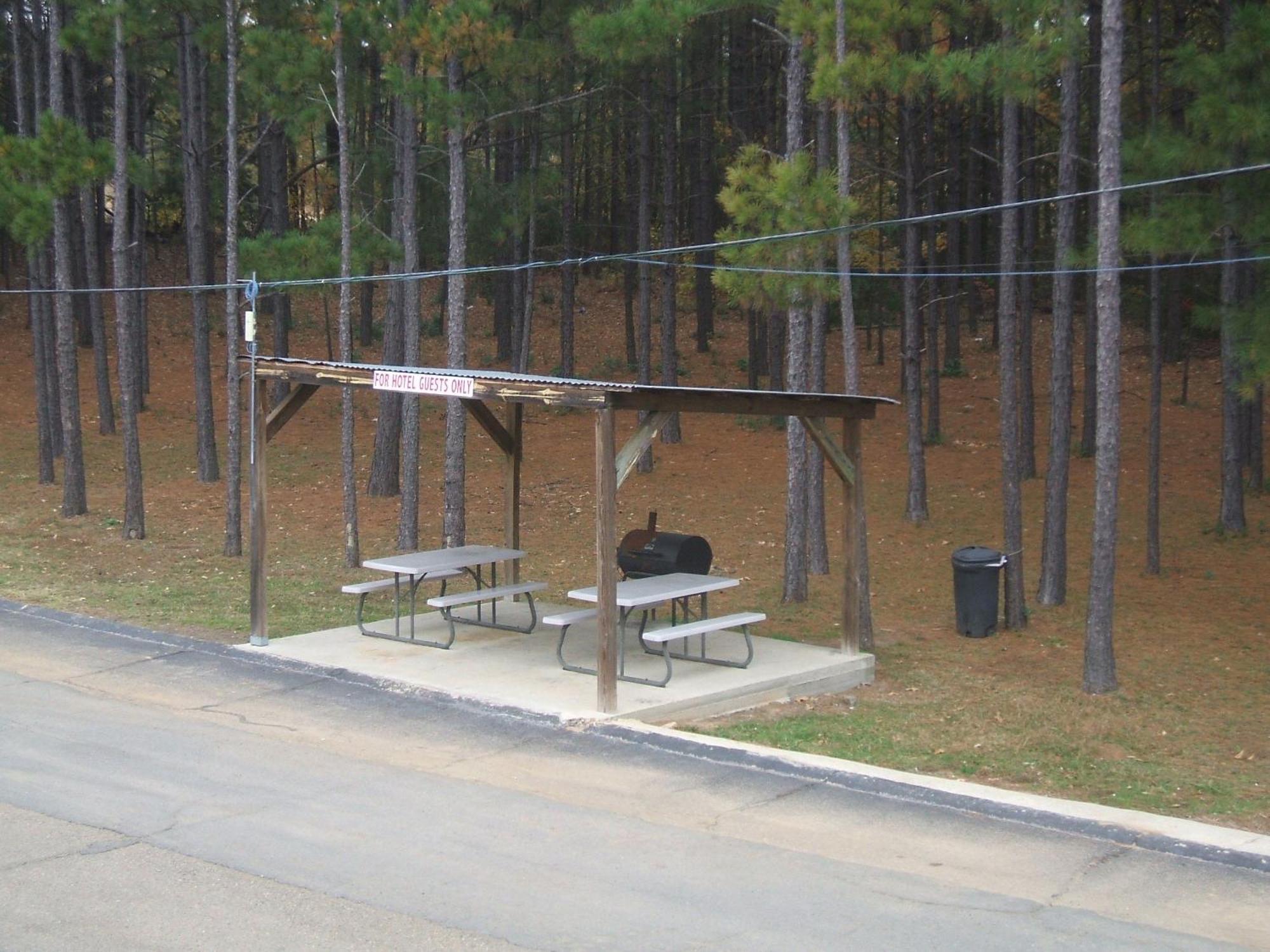 Super 8 By Wyndham Monticello Ar Motel Exterior photo